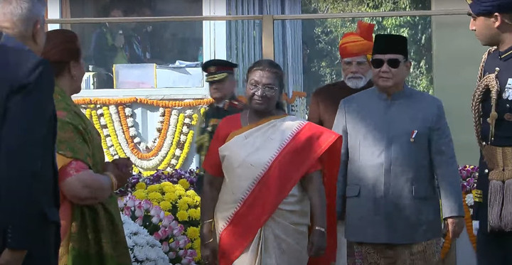 Presiden Prabowo Subianto didampingi Presiden India Droupadi Murmu menyaksikan parade Peringatan Ke-76 Hari Republik India di New Delhi, India, Minggu (26/1/2025). Foto: Youtube/Narendra Modi