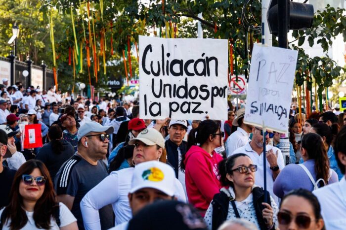 Culiacán: Miles marchan pidiendo alto a violencia; queman piñata de Rocha exigiendo su renuncia