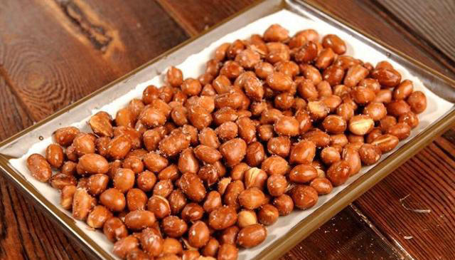 油炸花生米，热油凉油下锅都不对，大厨教你诀窍，香酥可口不易糊