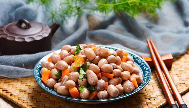 油炸花生米，热油凉油下锅都不对，大厨教你诀窍，香酥可口不易糊