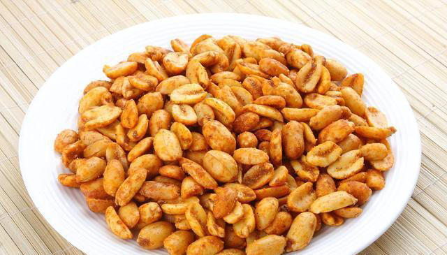 油炸花生米，热油凉油下锅都不对，大厨教你诀窍，香酥可口不易糊