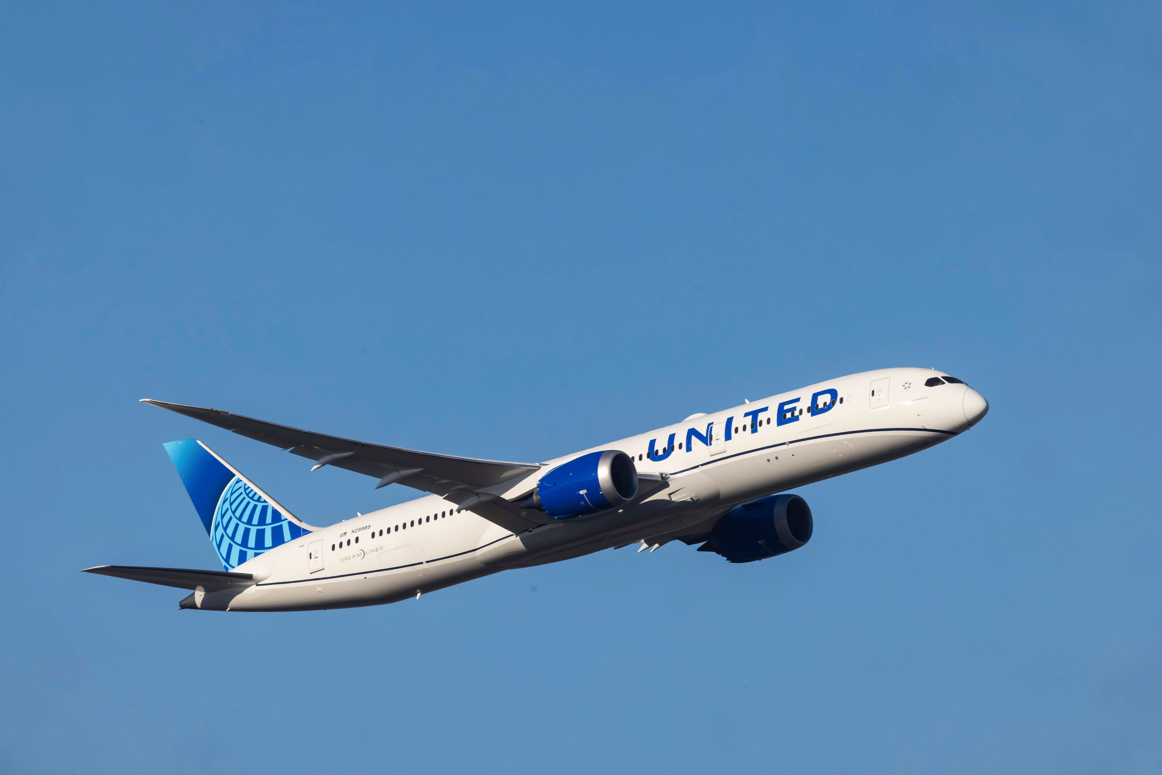 Chaos in Boeing: Dreamliner sackt plötzlich ab – Notlandung mit vielen ...