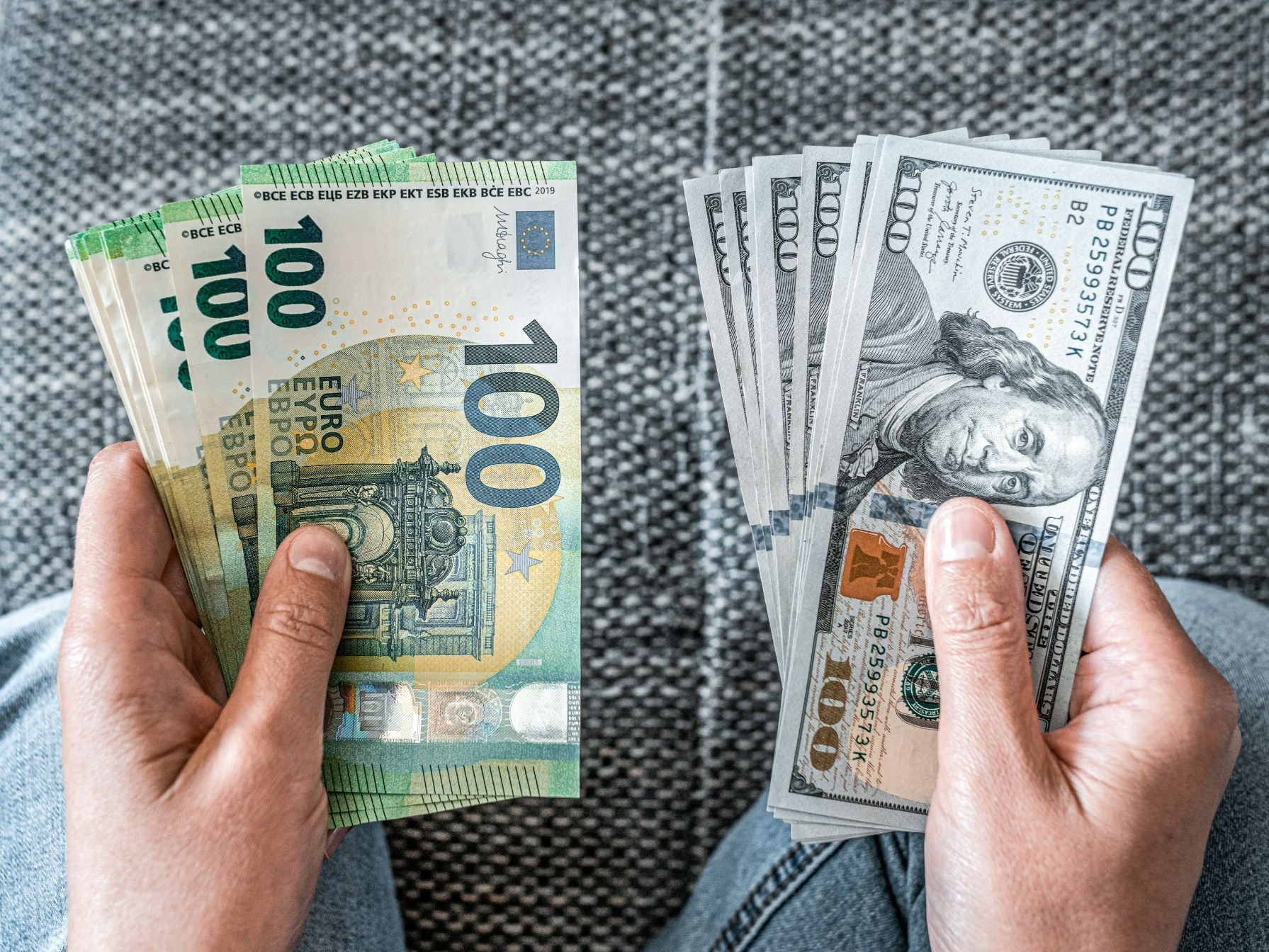 kursy-walut-27-stycznia-2025-po-ile-euro-dolar-frank-funt