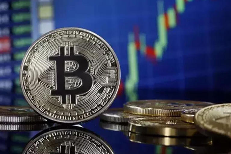 ABDnin çiçeği burnunda başkanı Donald Trumpın son açıklaması sonrasında yatırımcıların ilgisi Bitcoin ETFlerine kaydı. Trumpın Bitcoin rezerv desteği sonrası, kripto ETFlerine 1,9 milyar dolarlık tarihi giriş gerçekleşti.