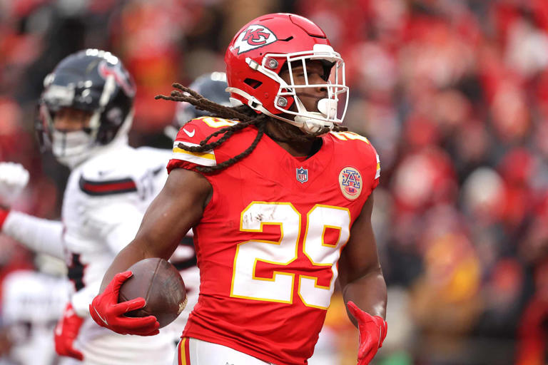 Analyst Calls Out Browns For Not Re-Signing Kareem Hunt