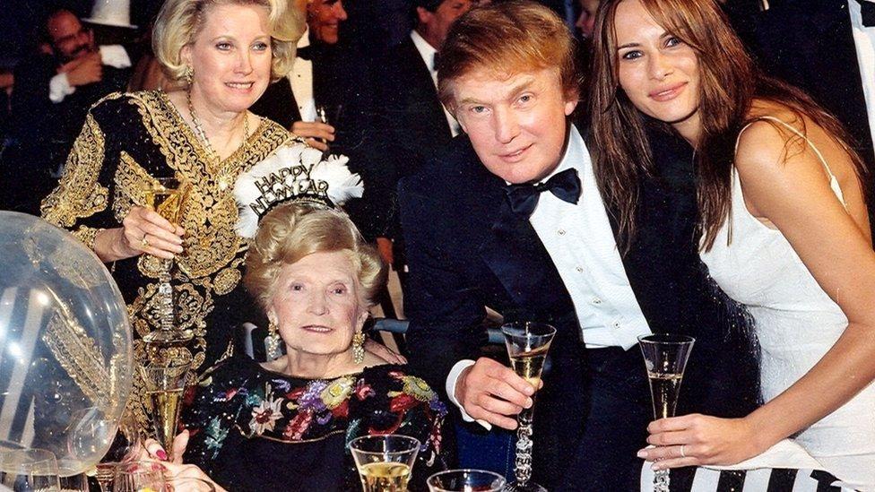 Mary Anne Trump em 1999, pouco antes de falecer, com os filhos Elizabeth e Donald, acompanhado da então namorada, Melania Knauss