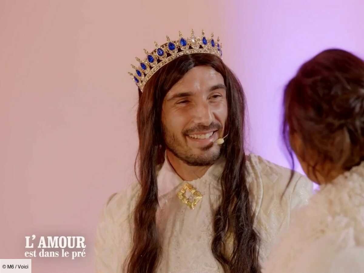 Ça commence fort" : Julien reçoit Karine Le Marchand dans un costume surprenant, la Toile exulte (ZAPTV)