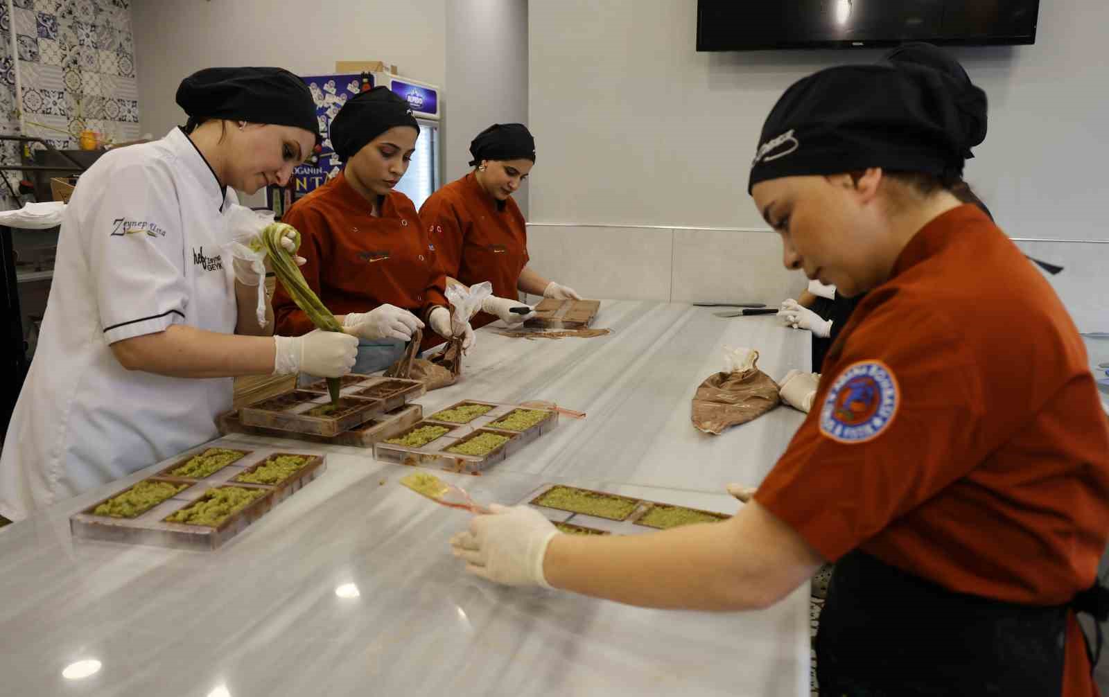 YAKLAŞIK 3 AYDIR MENÜDE OLAN VE ADETA YOK SATAN ADANA ÇİKOLATASI, “YERLİ VE MİLLİ” BİR TAT OLARAK TÜKETİLMEYE DEVAM EDİYOR.