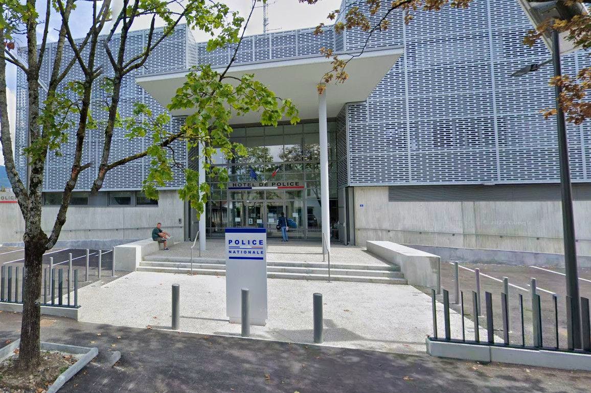 Il veut transformer une matraque en arme à feu face à la police