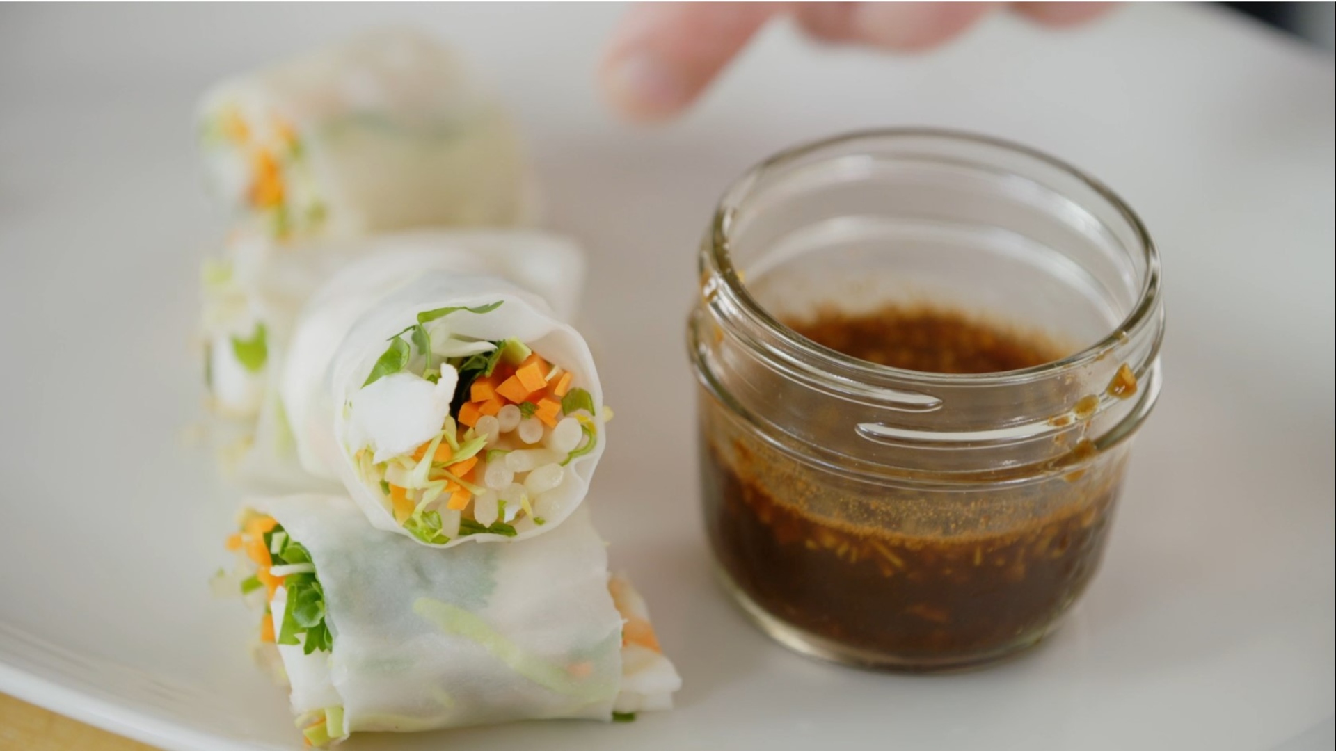 Garnelen-Reispapierrollen mit Ingwersoße und knackigem Gemüse