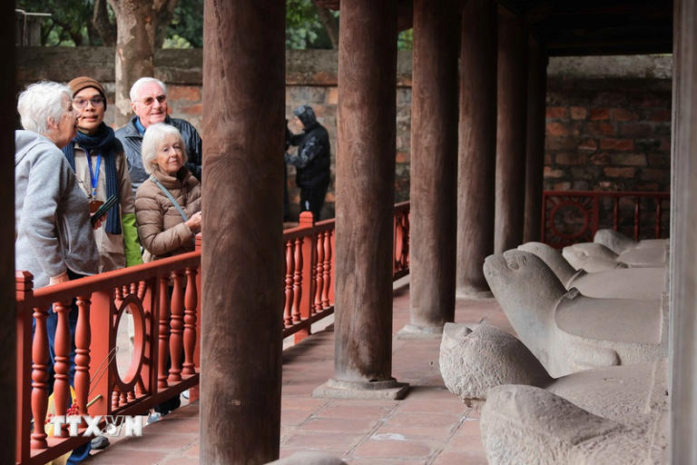 Du khách tham quan khu nhà bia lưu danh các tiến sỹ tại Văn Miếu-Quốc Tử Giám. (Ảnh: Hoàng Hiếu/TTXVN)