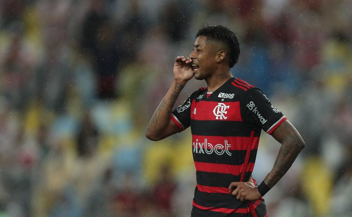 Bruno Henrique aceita assinar com rival do Flamengo, mas pede salário de R$ 2,3 milhões