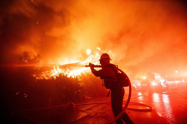 Incendio en Los Ángeles, California: Bomberos intentan combatir el fuego. | Crédito: REUTERS