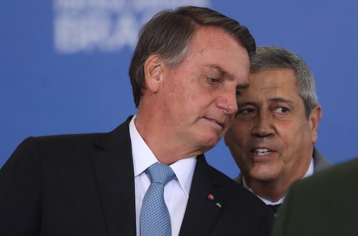 Jair Bolsonaro diz ter sido convidado para posse de Donald Trump, mas está com o passaporte retido por investigação sobre golpe de Estado após eleição de 2022; na foto, ex-presidente está ao lado de Walter Braga Netto, preso preventivamente por obstruir o inquérito Foto: Gabriela Biló/Estadão