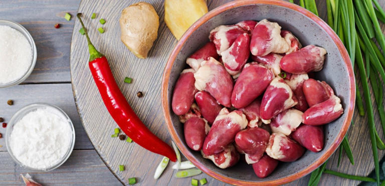 كبدة الدجاج مع الفلفل الحار والبصل