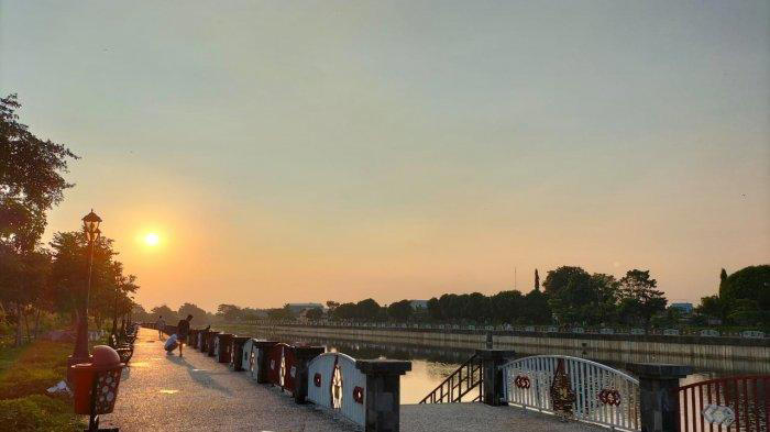 TAMAN BENDUNG TIRTONADI - Suasana sunset di pinggiran Bendung Tirtonadi Solo, Sabtu (5/6/2021). (TribunSolo.com)