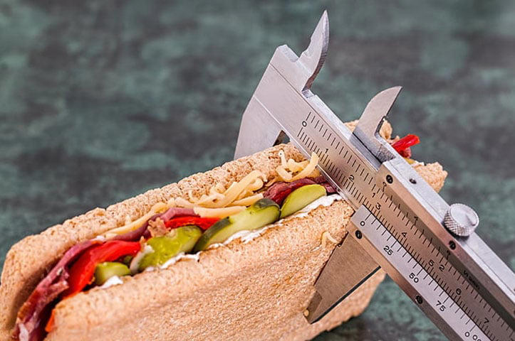 Cada alimento tem um papel único na manutenção da saúde e bem-estar. Desse modo, variar os ingredientes pode garantir a ingestão de uma gama diversificada de nutrientes.