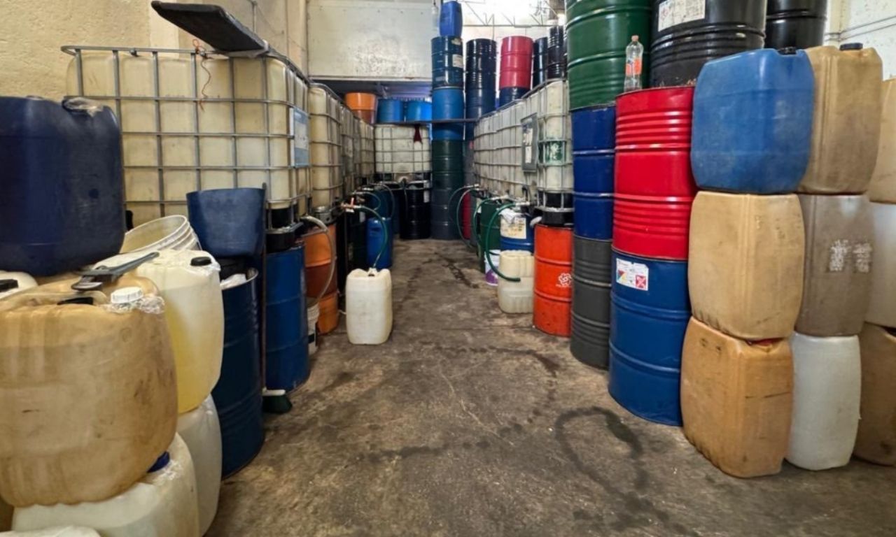 Desmantelan bodega con 30 mil litros de huachicol en calles de la GAM, hay un detenido