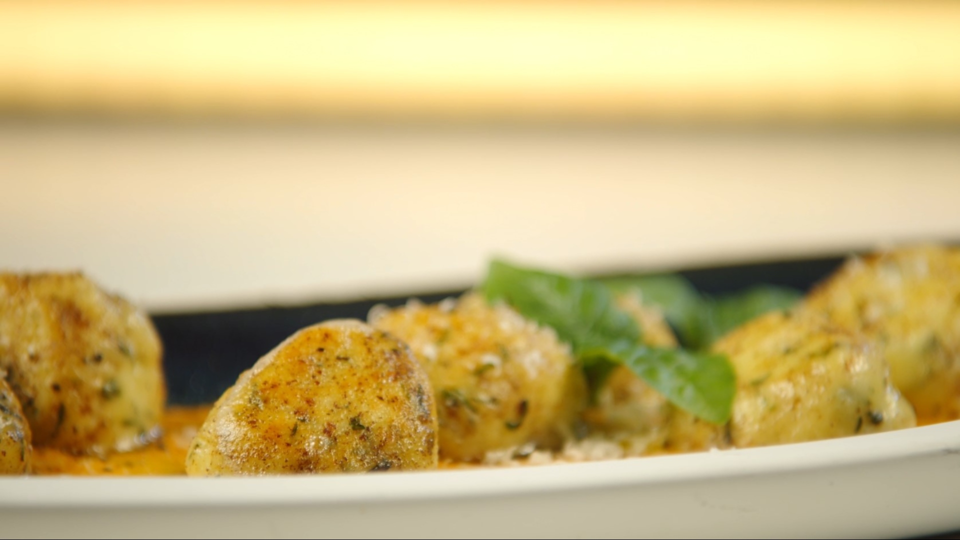 Kräuter-Ricotta-Knödel mit cremigem rotem Paprikapüree