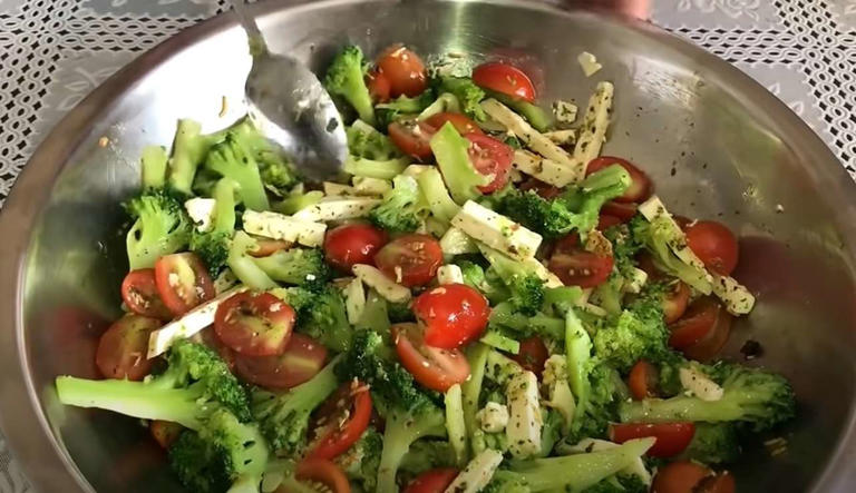 Assim como é importante ter um acompanhamento de um profissional na academia, ir em nutricionista e fazer exames irão auxiliar tanto no seu desempenho como na sua saúde. Ele poderá ter direcionar para uma dieta dependendo do seu objetivo. 