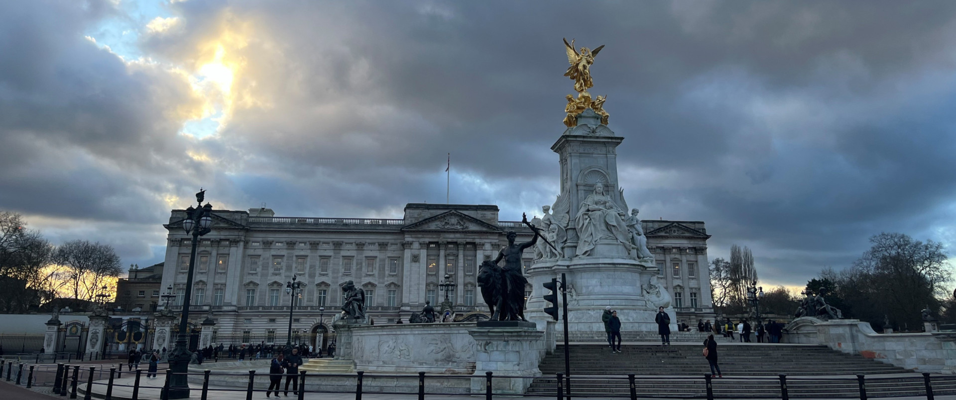 the-craziest-things-that-ever-happened-at-buckingham-palace