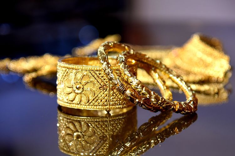 Jual Emas untuk Keuntungan? Perhatikan Ini Dulu
