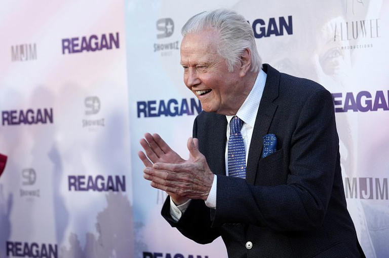 Jon Voight, membro do elenco de “Reagan”, posa na estreia do filme no TCL Chinese Theatre a 20 de agosto de 2024, em Los Angeles Chris Pizzello/ Invision/ AP