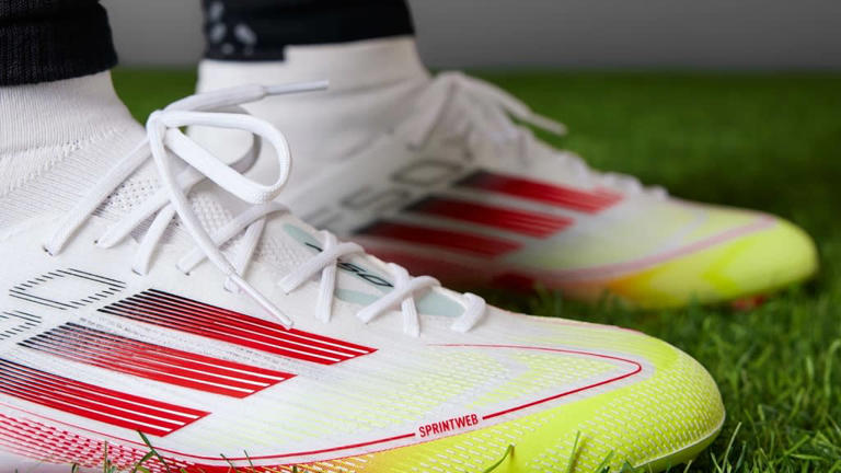 adidasの最新サッカースパイクが発売！ミッドカットの「レディース