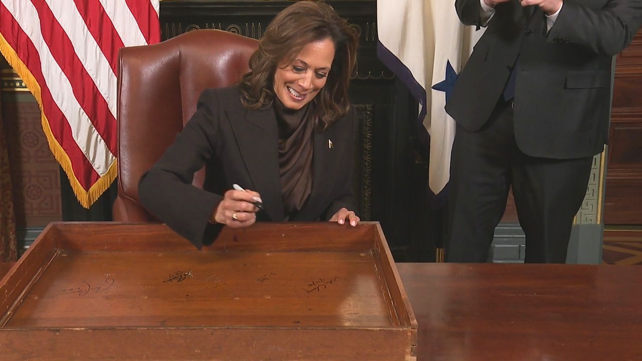 Abschied als Vizepräsidentin: Kamala Harris verewigt sich auf ihrem ...