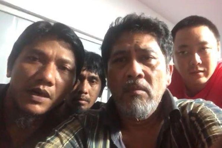 Penulis: Handhika Rahman | Editor: Giri zoom-inlihat fotoMantan Anggota DPRD Indramayu Disekap di Myanmar, Dijadikan Scammer Online, Minta Tolong Presiden Tangkapan Layar Empat WNI yang meminta tolong kepada Presiden Prabowo Subianto karena disekap di Myanmar. Satu di antaranya adalah mantan anggota DPRD Indramayu, Robiin.