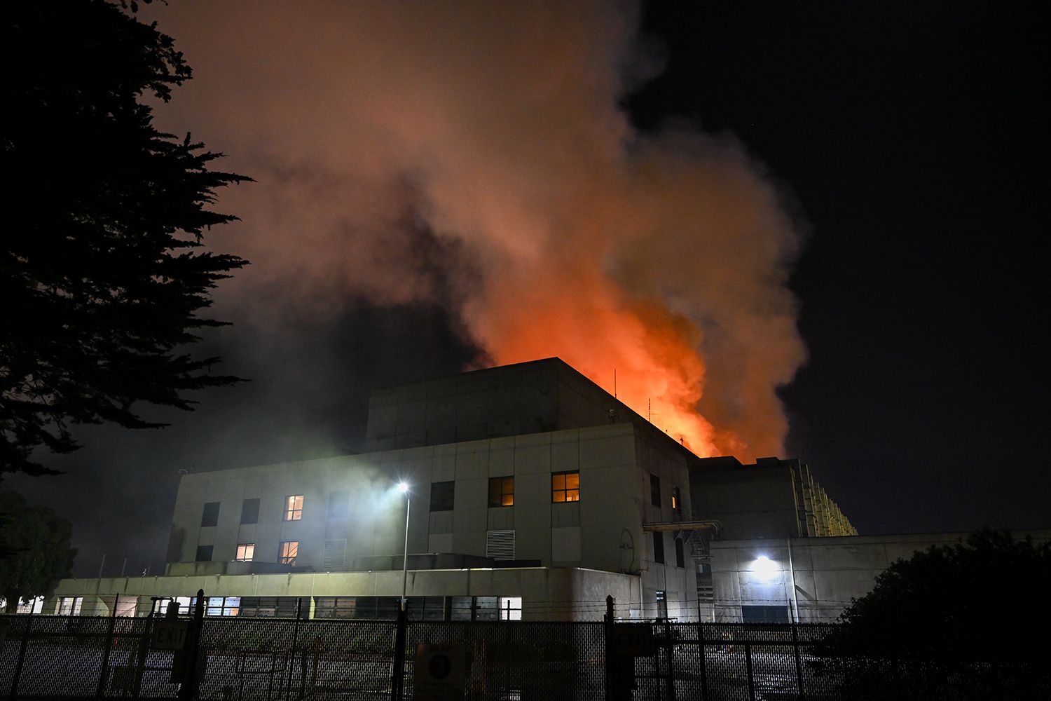 Over 1,200 People Told to Evacuate as Fire Breaks Out at Battery Plant(00)
