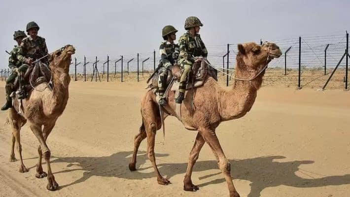 Ayol barmogini erkakning eshagiga tiqib oladi