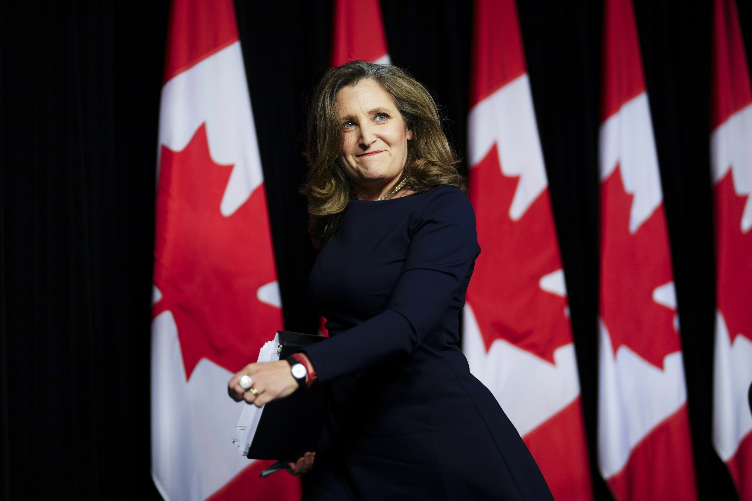 Freeland promete igualar los aranceles de Trump para Canadá «dólar por dólar»