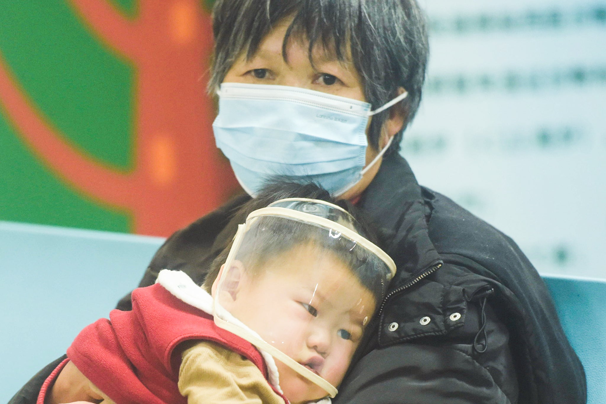 Un niño, junto a sus padres, en un hospital de Hangzhou, China (Costfoto/NurPhoto/Shutterstock)