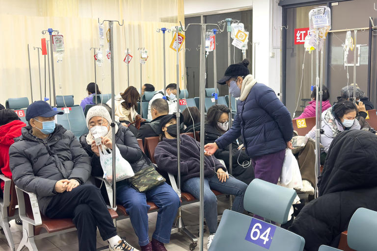 Pacientes reciben terapia de infusión en un hospital de Shanghái durante un aumento de casos de enfermedades respiratorias (VCG/Getty)