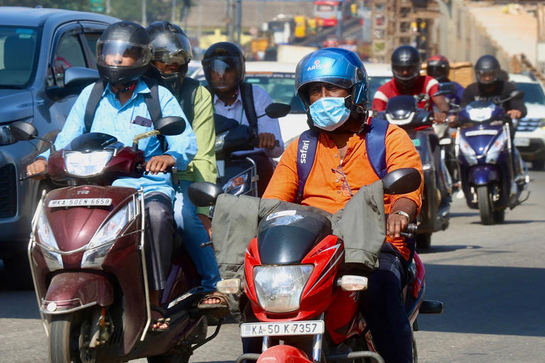 Un motorista en Bangalore (India), una de las ciudades donde se han detectado casos de HMPV (EPA)