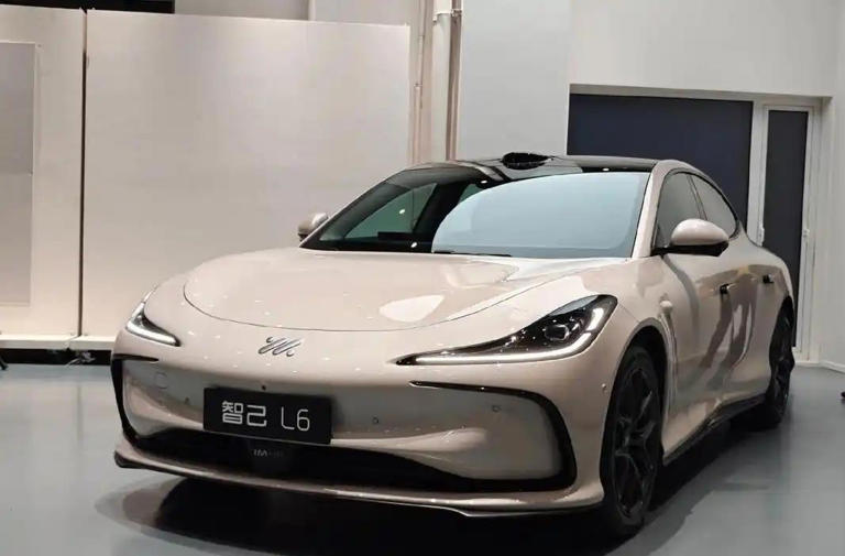智己L6首搭固态电池，续航破千公里，开启新能源汽车新纪元