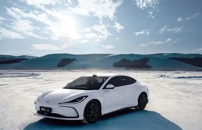 智己L6首搭固态电池，续航破千公里，开启新能源汽车新纪元