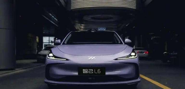 智己L6首搭固态电池，续航破千公里，开启新能源汽车新纪元