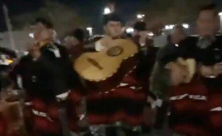 Arman carnita asada en apoyo a joven que protesta en agencia por su camioneta en Reynosa; grupos norteños, mariachis se unen a caravana. Tomada de video