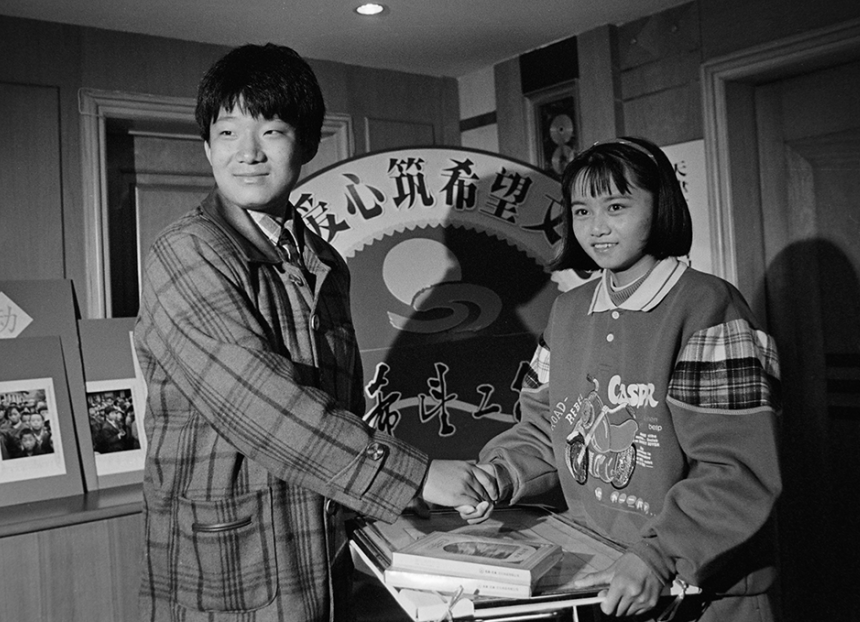 33年前，那个感动亿万人的“大眼睛”女孩，她如今怎样了？