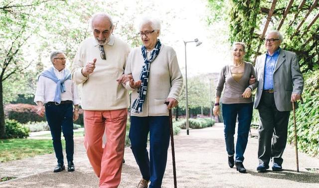 ������������70�꣬������Ů����·����6�����֣����볤�ٶ���