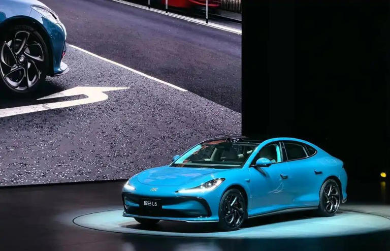 智己L6首搭固态电池，续航破千公里，开启新能源汽车新纪元