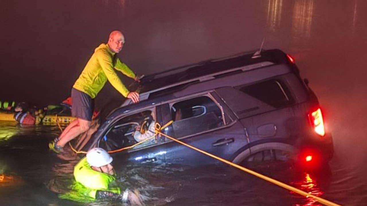 Good Samaritan, offduty firefighter help save driver in sinking car(02)