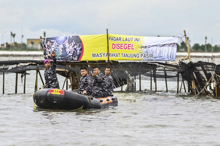 Personel TNI AL membongkar pagar laut yang terpasang di kawasan pesisir Tanjung Pasir, Kabupaten Tangerang, Banten, Sabtu (18/1/2025). Foto: Rivan Awal Lingga/ANTARA FOTO