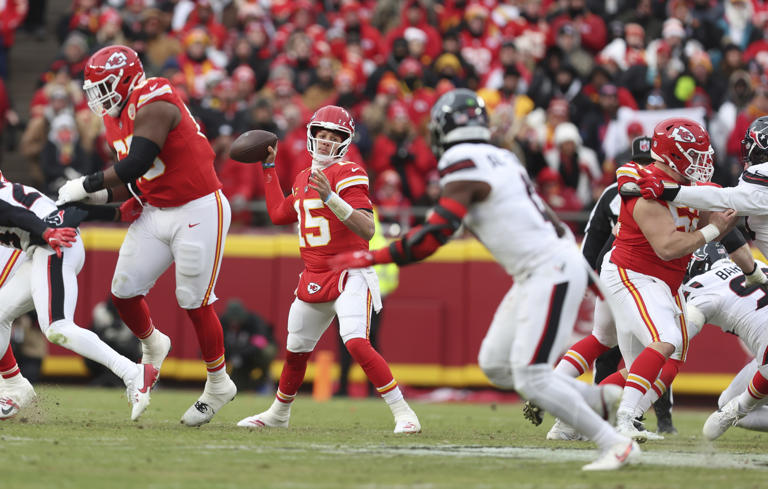 El quarterback de los Chiefs de Kansas City, Patrick Mahomes (15), lanza durante la primera mitad de un partido de playoffs de la AFC de la NFL contra los Texans de Houston, el sábado 18 de enero de 2025, en Kansas City, Missouri. (AP Foto/Travis Heying)