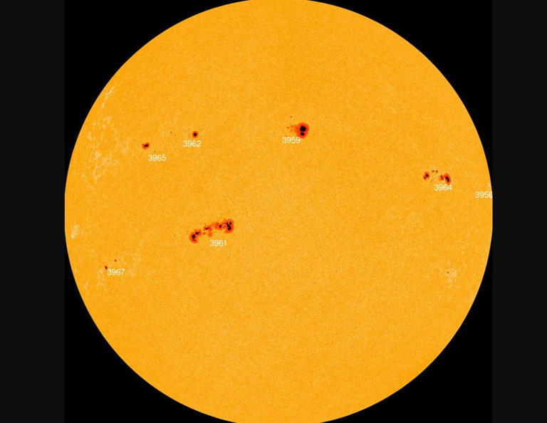 La macchia solare AR 3964 è raddoppiata in 24 ore