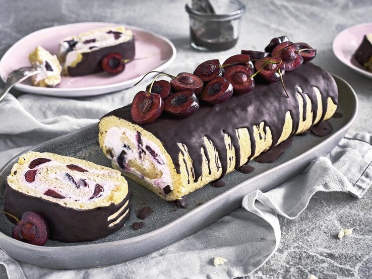 Minibiskuitrolle mit Kirschen und Schokoguss: Süßer Genuss