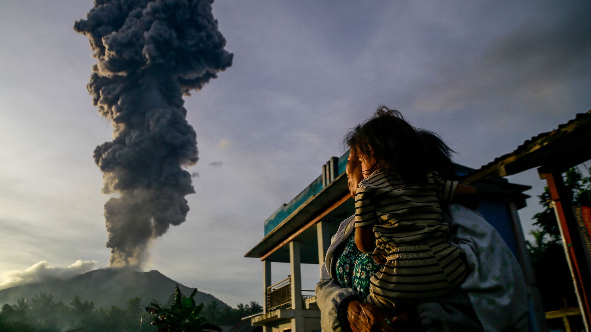 Ibu: Indonesischer Vulkan hat im Januar mehr als tausendmal Asche gespuckt