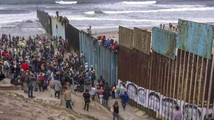 A horas de la llegada de Trump a la presidencia, migrantes ‘incendian’ la frontera